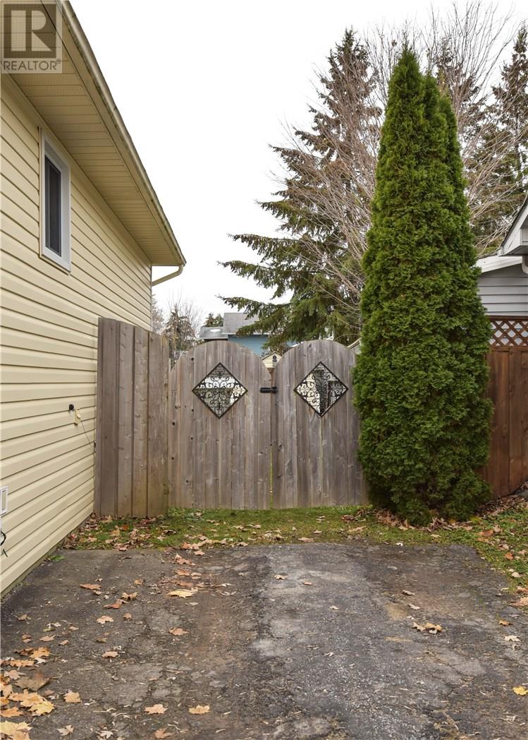 201 WESTMOUNT DR, Orillia, Ontario L3V 6E5 (18966275