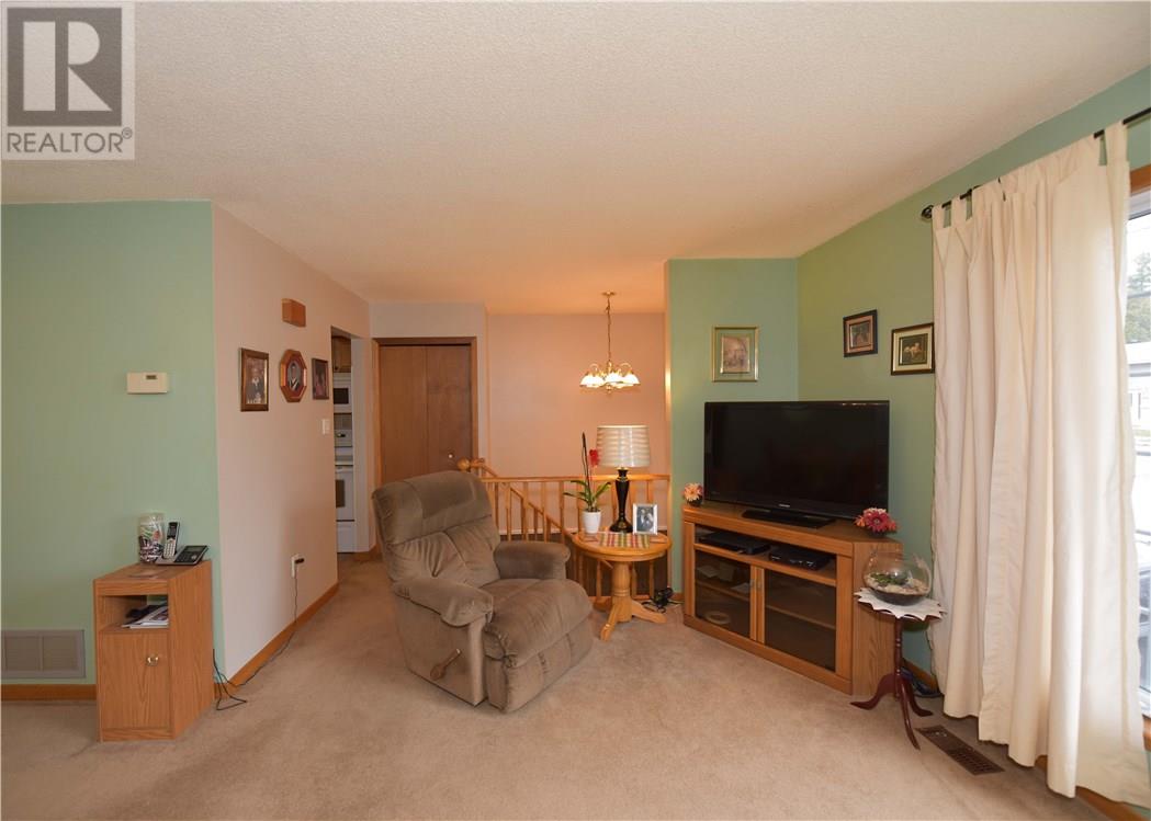 201 WESTMOUNT DR, Orillia, Ontario L3V 6E5 (18966275